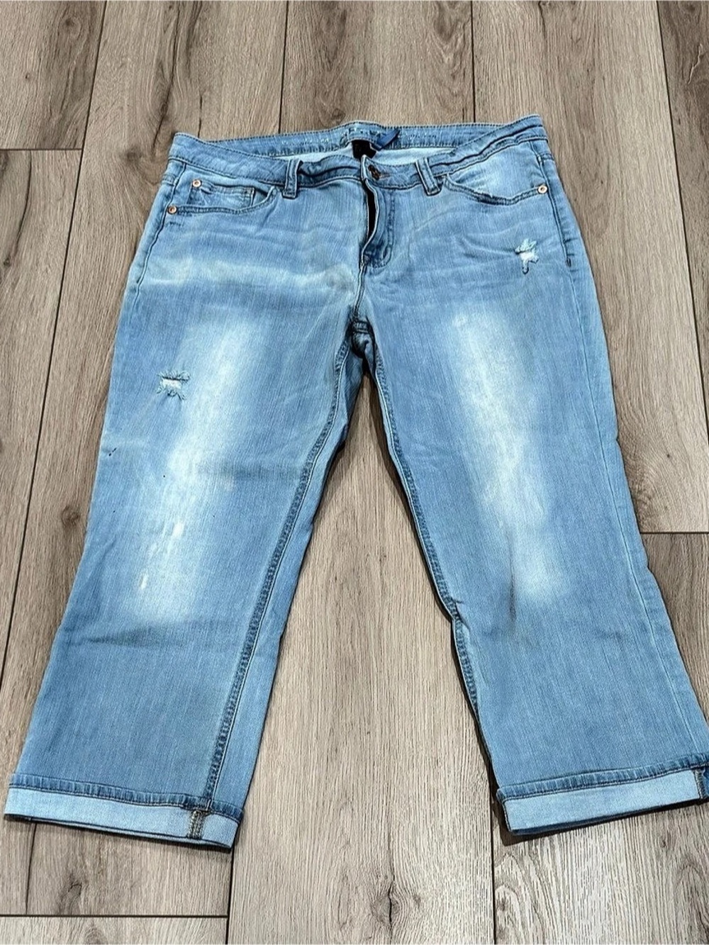 Apt. 9 Distressed Straight Cropped Jeans in Blue Size 10